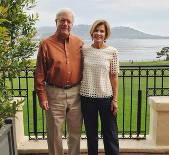 레이날도 길 자ม브라노가 스크린 인쇄 롤러를 들고 있다