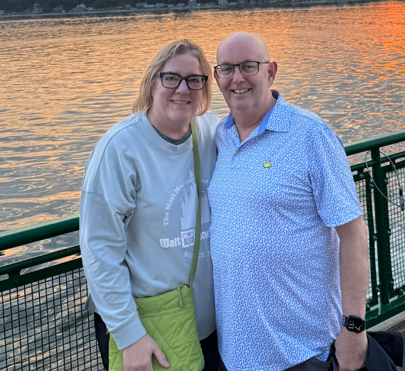 곤자가 로고와 “당신의 목적을 발견하라”라는 문구가 있는 캠퍼스 간판