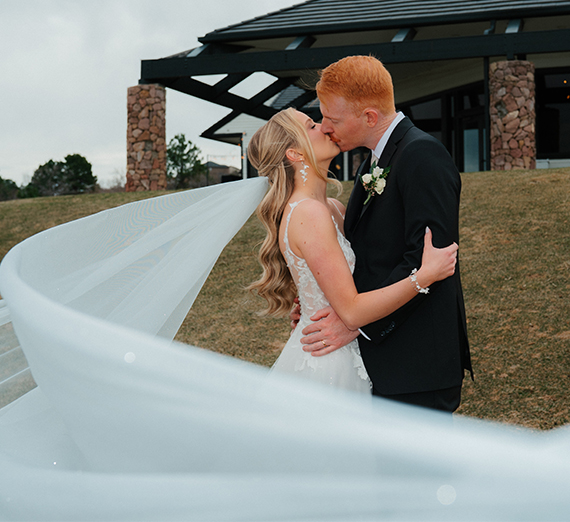 곤자가 로고와 “당신의 목적을 발견하라”라는 문구가 있는 캠퍼스 간판
