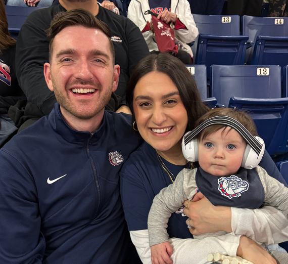 곤자가 로고와 “당신의 목적을 발견하라”라는 문구가 있는 캠퍼스 간판